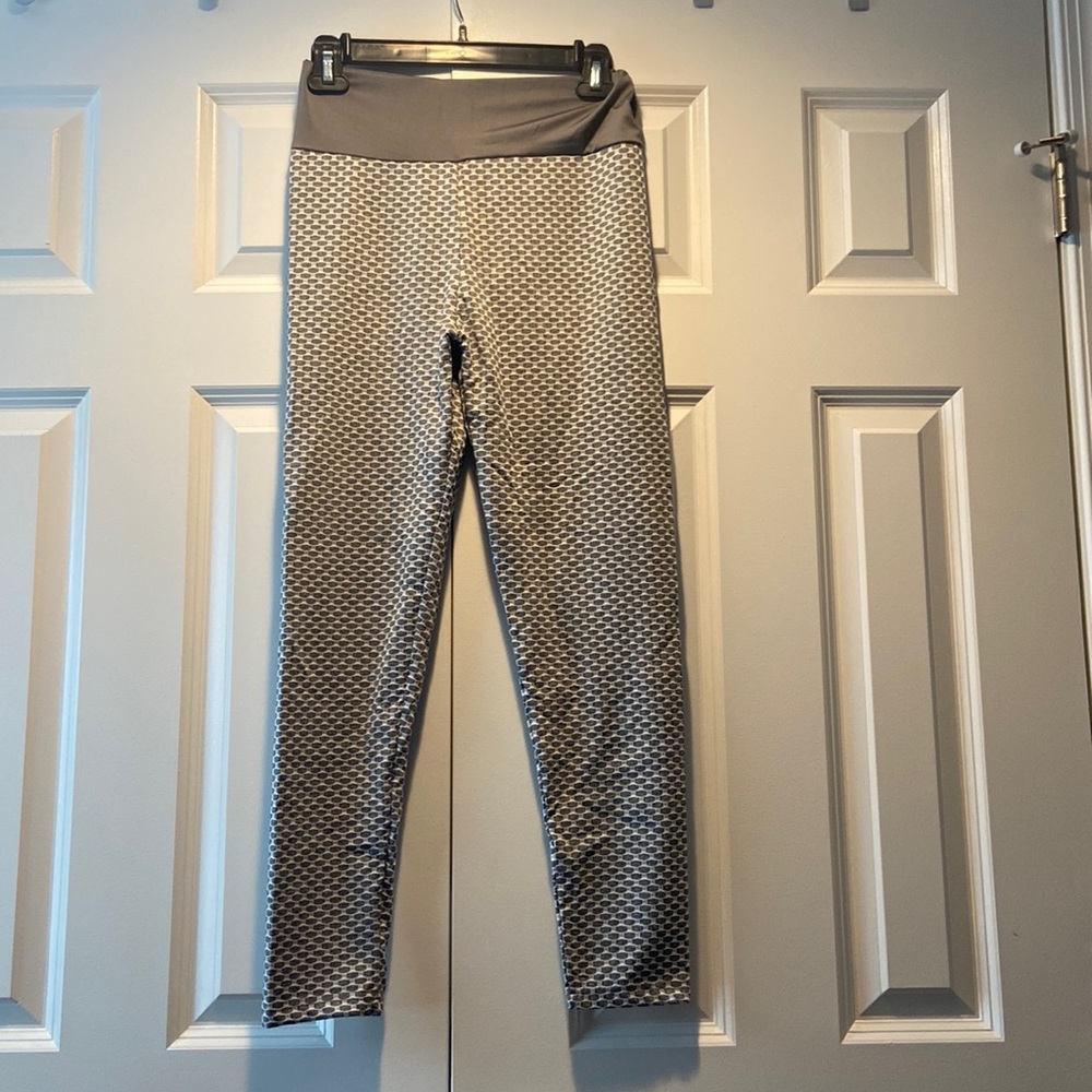Gray and white scrunch butt lifting leggings